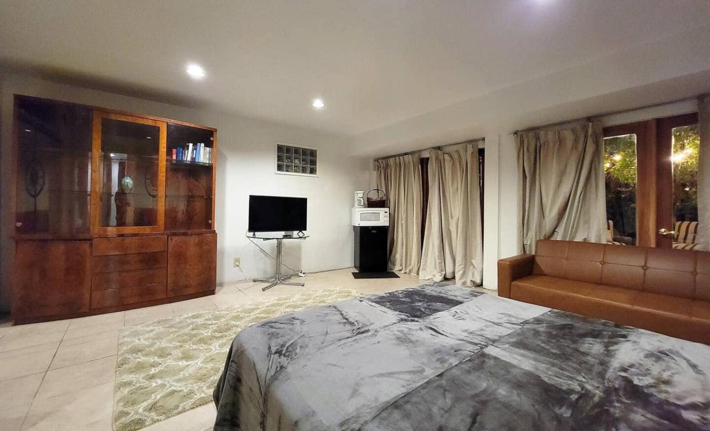 Private Guest 5 Minutes To Rodeo Drive *