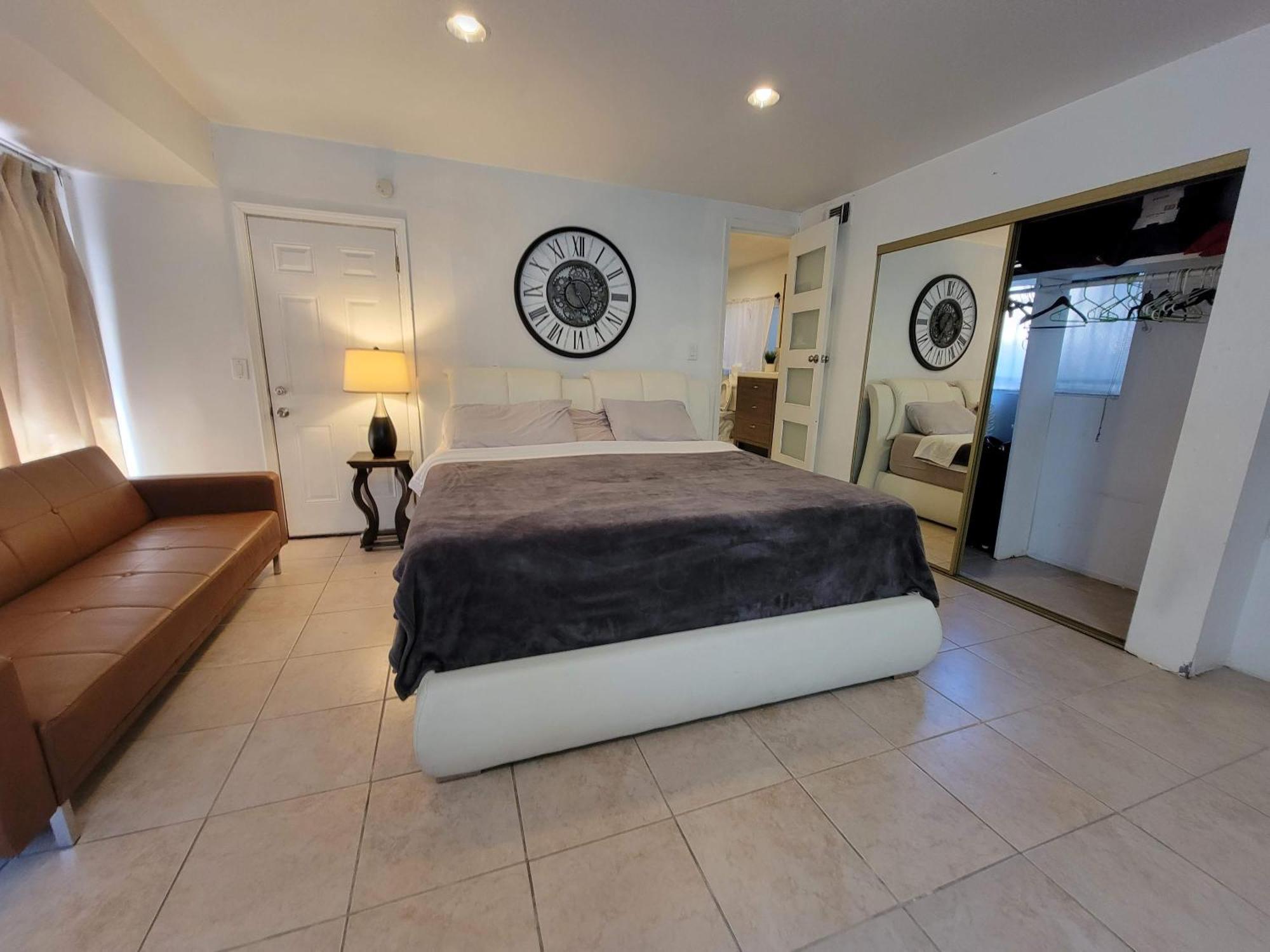 Private Guest 5 Minutes To Rodeo Drive Apartment *